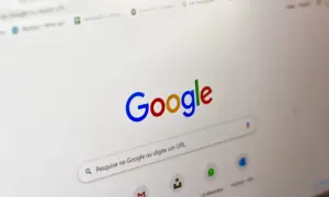 Ekran komputera z widoczną wyszukiwarką Google. Dowiedz się, jak usunąć konto Google z przeglądarki, aby zwiększyć prywatność.