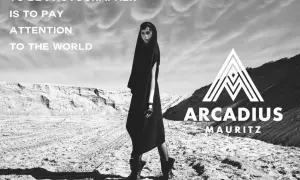 Modelka w czarnej kreacji na pustkowiu, z logo Arcadius Mauritz. "Być fotografem to zwracać uwagę na świat.