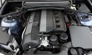 Silnik BMW E46 3.0 diesel z widocznym logo BMW.