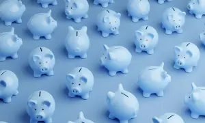 Wiele jasnoniebieskich skarbonek w kształcie świnki na jednolitym niebieskim tle.