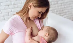 En mamma ammar sin 1 månaders bebis. Hur ofta amma 1 månaders bebis är en vanlig fråga, men varje bebis är unik.