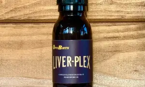 Butelka z ciemnym płynem, etykieta "OptiBaits LIVER-PLEX COMPLEX FLAVOUR CONCENTRATE".