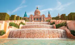 Fontanna Magiczna na Montjuïc, jedna z atrakcji w różnych dzielnicach Barcelony, z Pałacem Narodowym w tle.