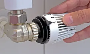 Regolazione delle valvole termostatiche su vecchi termosifoni per ottimizzare il comfort e il risparmio energetico.