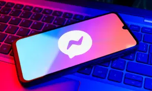 Telefon z logo Messengera na klawiaturze. Dowiedz się, jak zmienić hasło na Messengerze, aby zwiększyć bezpieczeństwo.