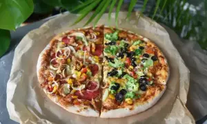 Pół na pół: 32 cm pizza z kurczakiem, papryką i cebulą oraz z brokułami, kukurydzą i oliwkami.