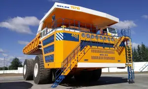 Le BelAZ 75710, le plus gros camion routier du monde, est un monstre jaune et bleu prêt à déplacer des montagnes.