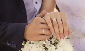 Manos entrelazadas con anillos de matrimonio. En España, el anillo de matrimonio se pone en la mano izquierda.