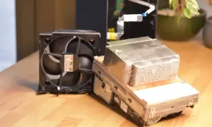 Wentylator i radiator z konsoli, przygotowane do czyszczenia, by zapobiec throttlingowi.