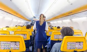 Wnętrze samolotu Ryanair, stewardessa obsługuje pasażerów. Słychać charakterystyczny buzz samolot.