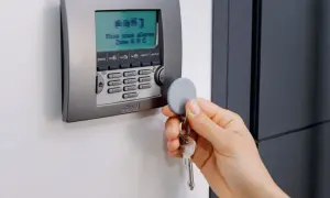 Jak działa alarm w domu? Poznaj kluczowe elementy i funkcje