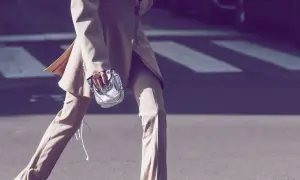 Elegant beige suit, perfect for a theater visit. Was zieht man ins Theater an? Diese stilvolle Garderobe ist eine Antwort.