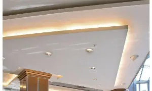Nowoczesny montaż sufitu podwieszanego kasetonowego krok po kroku. Oświetlenie ledowe podkreśla elegancję wnętrza.