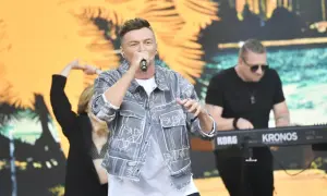 Wokalista w kurtce z napisem "SILPA" śpiewa na scenie, obok klawiszowiec. Liber w akcji.