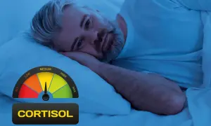 Mężczyzna leży w łóżku, zmagając się z bezsennością. Wskaźnik pokazuje wysoki poziom kortyzolu, hormonu stresu.