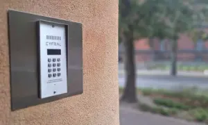 Domofon Cyfral na ścianie budynku. Aby wejść, trzeba wiedzieć, jak wpisać kod do klatki.