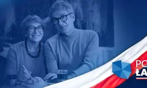 Uśmiechnięta para seniorów przy stole, obok symbol "Polski Ład" i biało-czerwona flaga.