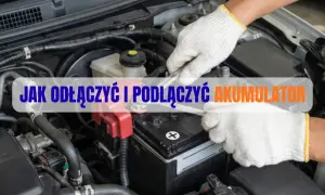 Ręce w białych rękawiczkach odkręcają kluczem śruby akumulatora w samochodzie. Poradnik: jak odłączyć akumulator.