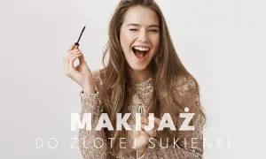 Uśmiechnięta kobieta w złotej sukience z cekinami trzyma tusz do rzęs. Idealny makijaż do złotej sukienki na wielkie wyjście.