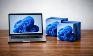 Laptop z ekranem Windows 11 i niebieskimi pudełkami. Czas na aktualizacja sterowników windows 11!
