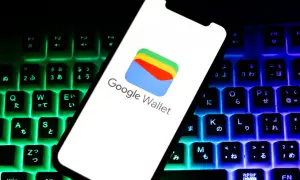Smartfon z logo Google Wallet na tle podświetlanej klawiatury. Czy portfel Google jest bezpieczny? Odpowiedź znajdziesz w cyfrowym świecie.
