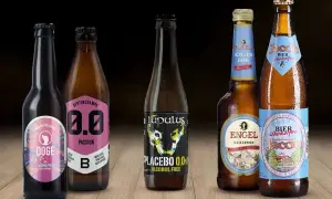 Cinque bottiglie di birra analcolica, tra cui una con etichetta "Doge IPA" e un'altra "Placebo 0,0%", perfette per chi cerca un'alternativa senza alcol, anche se non sono birra 10 gradi.