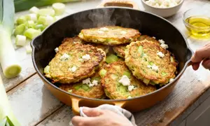 Délicieuses galettes de poireaux dorées, parsemées de feta, prêtes à être dégustées. Une recette facile et savoureuse.
