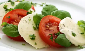Caprese: Czy pomidor z mozzarellą naprawdę szkodzi zdrowiu?