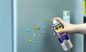 Jak usunąć naklejkę z szyby? Spray WD-40 Sticker Remover pomoże pozbyć się uporczywych naklejek z lodówki.