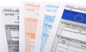 Różne formularze podatkowe, w tym VAT-R, VAT-7K, VAT-UE/C i CIT-8/O. Na formularzach widać pole "Numer Identyfikacji Podatkowej", które pomaga ustalić, ile cyfr ma NIP.