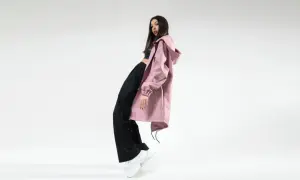 Różowa kurtka oversize i czarne spodnie dresowe tworzą stylowy zestaw. Idealna jaka kurtka do dresów na co dzień.