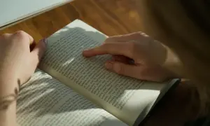 Här ser du hur man skriver en slutsats, med fingret som följer texten i en bok.