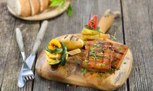 Seitan grigliato con verdure e patate, un piatto gustoso che evidenzia i **seitan valori nutrizionali** per un pasto sano.