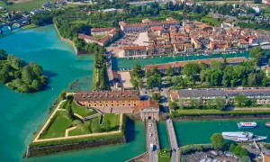 La fortezza di Peschiera del Garda vista dall'alto, con le sue mura pentagonali e le acque turchesi del lago.