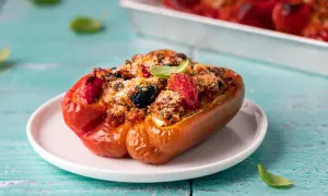 Peperoni ripieni di tonno alla pugliese, un piatto saporito con pomodorini, olive e pangrattato croccante.