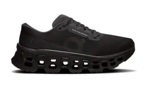 Czarne buty do biegania z dużą amortyzacją, z technologią CloudTec i napisem "ON RUNNING".