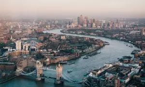 Widok na Tamizę i Tower Bridge, idealny do wpisu na blog o Londynie. W tle nowoczesne wieżowce.