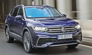 Granatowy Volkswagen Tiguan 2019 pędzi po drodze, jego reflektory LED oświetlają trasę.