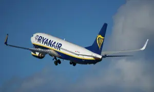 Samolot Ryanair wznosi się na błękitne niebo. Zastanawiasz się, czy można wziąć jedzenie do samolotu Ryanair?
