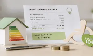 Modellino di casa con classe energetica, bolletta elettrica e simbolo Legge 104 per agevolazioni invalidità 100 Enel.