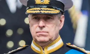 Książę Andrzej w mundurze marynarki wojennej, z odznaczeniami i złotymi zdobieniami na czapce.