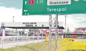Przejście graniczne Terespol. Znaki drogowe kierują do E30 i na drogę nr 2. Samochody czekają na odprawę.
