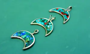Lunula: Naszyjnik z mocą. Symbol kobiecości i ochrony?