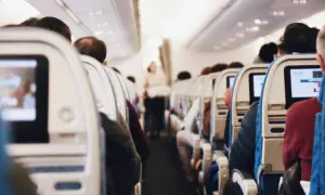 Pasażerowie w samolocie. Zastanawiasz się, czy po wyrwaniu zęba można lecieć samolotem? Zazwyczaj tak, ale warto skonsultować się z lekarzem.