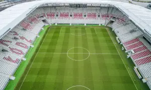 Stadion ŁKS z lotu ptaka, zielona murawa i puste trybuny. Jego pojemność pozwala na przyjęcie tysięcy kibiców.