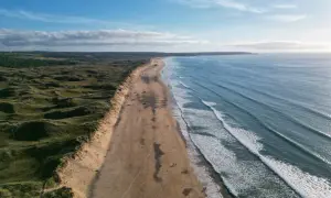 Weite Sandstrände und sanfte Dünen, ideal für mai reiseziele. Die Wellen des Ozeans laden zum Surfen ein.