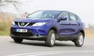 Niebieski Nissan Qashqai 2016 na drodze, z tablicą rejestracyjną 3AX 4085.