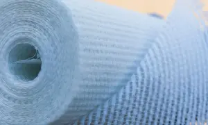 Rolle aus Glasfasergewebe, bereit zum Glasfasertapete kleben. Das Material ist hellblau und hat eine feine Netzstruktur.