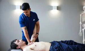 Therapeut behandelt Patientenarm. Einblicke in den Unterschied Physiotherapie und Osteopathie.