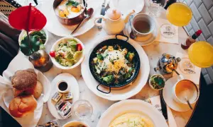 Ein üppiger Osterbrunch in Berlin: Eier, Gemüsepfanne, Salat, Brötchen, Nutella und Kaffee.